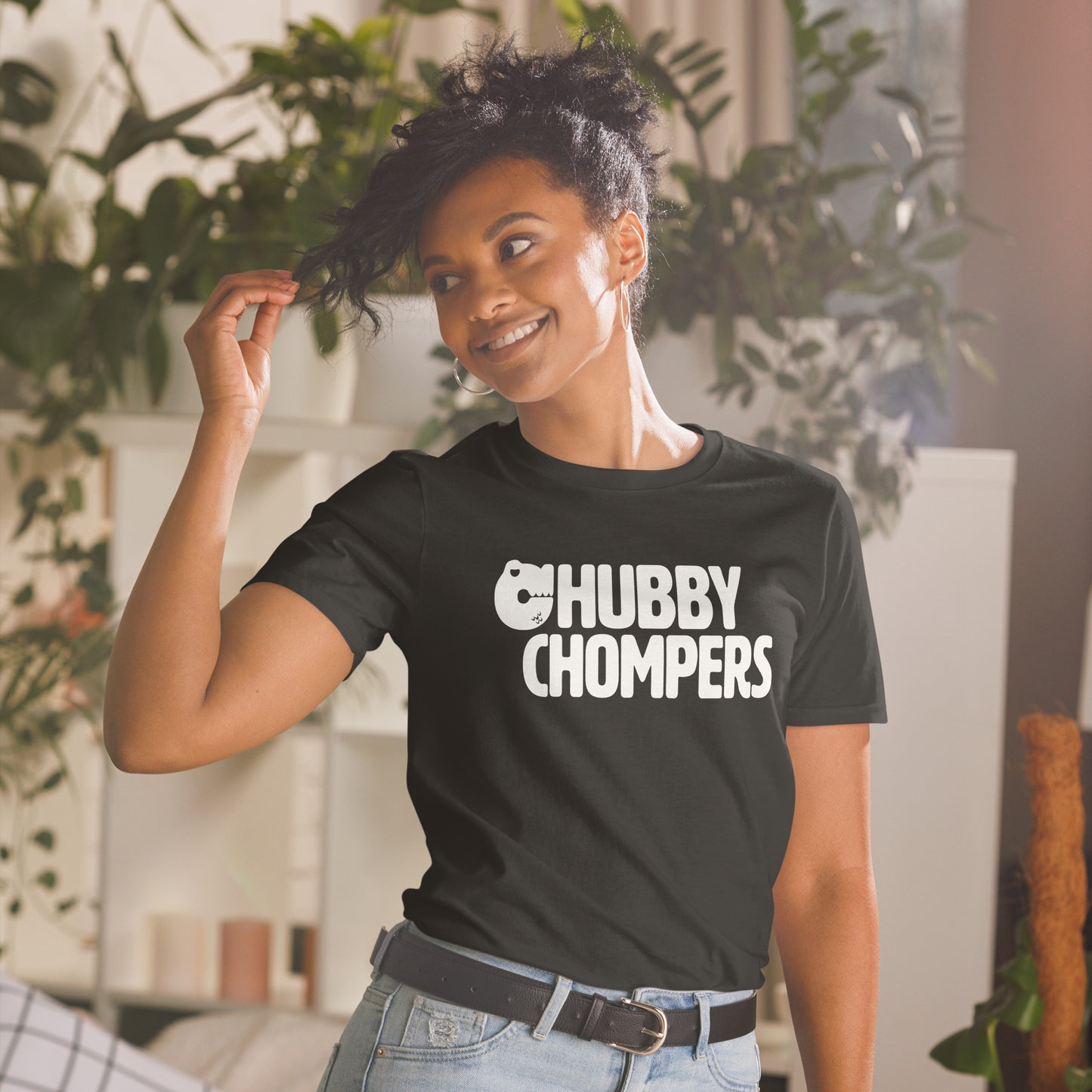 Camiseta unisex de manga corta Chubby Chompers (logotipo central)